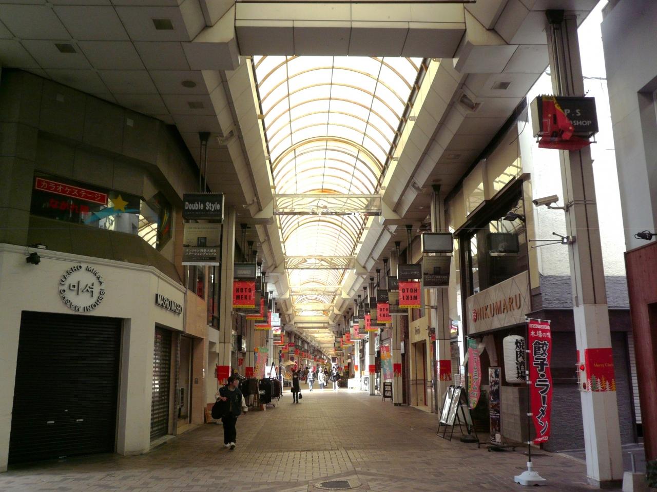 久留米市の地元商店街イベントでたこ焼きを販売・地域交流する東町公園つどいの様子