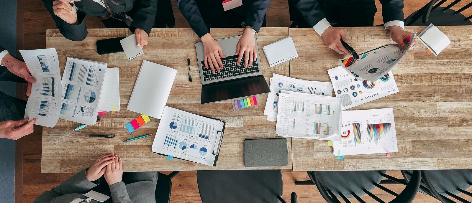 久留米市の就労継続支援B型、東町公園「つどい」の利用者とスタッフが参加するメンバー会議の様子